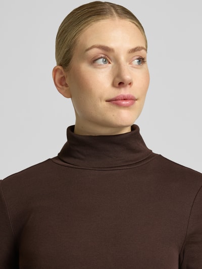 Frauenmodel trägt Regular Fit Langarmshirt aus reiner Baumwolle von s.Oliver RED LABEL in Dunkelbraun, glatte Textur, Nahaufnahme Oberkörper.