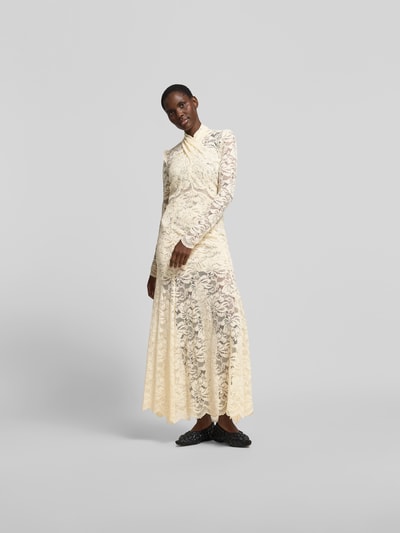 Frauenmodel trägt Maxikleid aus Spitze mit Stretch-Anteil von Rabanne in Creme mit Stehkragen, körpernahe Passform, Langärmelig, Elastischer-Material-Mix, Ganzkörperansicht von vorne. Gesamtlänge 149 cm, Brustweite 40 cm, Ärmellänge 68 cm, Taillenweite 31 cm.