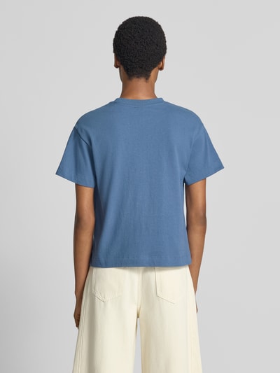 Vrouwenmodel draagt Regular Fit T-Shirt aus reiner Baumwolle van Jake*s Casual in effen blauw, Ganzkörperansicht Rückansicht.