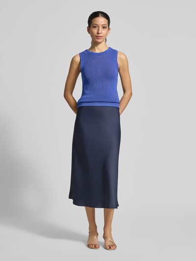 Frauenmodel trägt Stricktop mit Rundhalsausschnitt von Christian Berg Woman Selection in Blau, Semitransparent, Körpernaher-Schnitt, Rückenlänge bei Größe 36: 53 cm, Ganzkörperansicht von vorne.