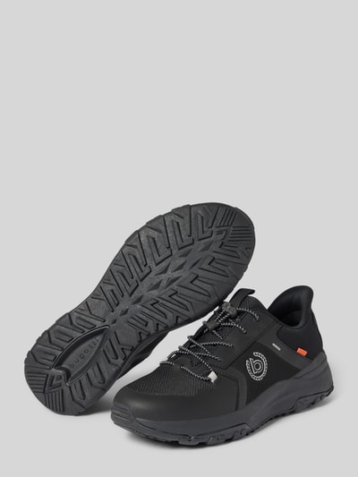 Produktfoto, Sneakersy mit profilierter Sohle von Bugatti, czarny kolor, zaokrąglony czubek, wiązanie, logo, podeszwa profilowana, wysokość obcasa 5 cm w rozmiarze 44, wysokość cholewki 7 cm w rozmiarze 44, szerokość w rozmiarze 44: 9 cm