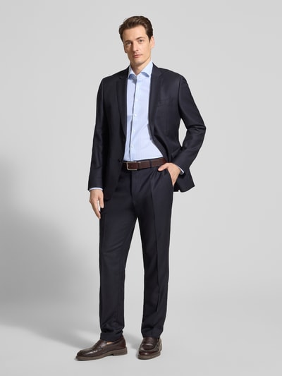 Männermodel trägt Slim Fit Business-Hemd mit Haifischkragen von Seidensticker, Material-Mix mit Stretch-Anteil, Ganzkörperansicht von vorne.
