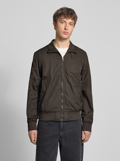 Männermodel trägt Jacke mit Stehkragen und ritssluiting van G-Star Raw aus katoenmix, regular fit, ganzkörperansicht von vorne. Ruglengte maat M 67 cm, schouderbreedte 48 cm, borstwijdte 55 cm, mouwlengte 70 cm.