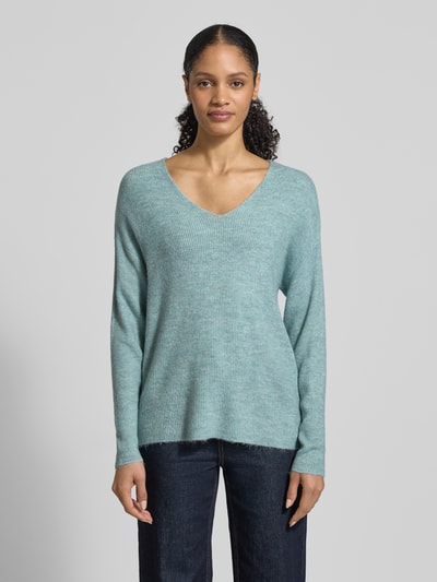 Frauenmodel trägt Regular Fit Pullover mit V-Ausschnitt Modell 'CREWLEFILE' von Vero Moda, Optik: Unifarben, Rippstrick, Ganzkörperansicht von vorne.