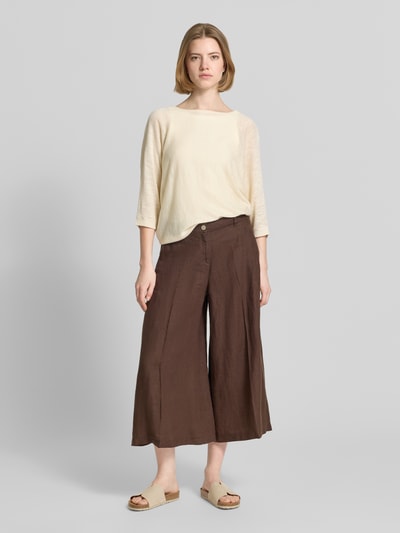 Frauenmodel trägt Relaxed Fit Oberteil aus Leinen-Mix mit Viskose-Anteil von comma in Strick-Optik, cremefarben, Ganzkörperansicht von vorne.