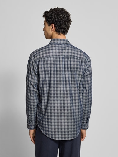 Männermodel draagt Regular Fit Vrijetijdsoverhemd uit puur katoen Model 'EBALTO' van Hugo Blue met all-over ruitmotief, Kentkraag, doorlopende knoopsluiting, borstzak en lange mouwen, in blauwgrijze tinten, licht afgeronde rompzoom, achterpas, vierkante manchetten, textuur: zacht katoen. Ganzkörperansicht achteraan.