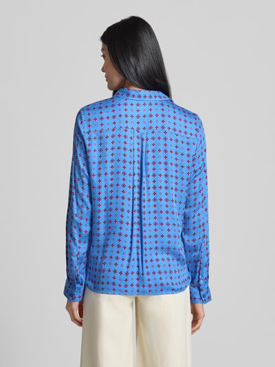Vrouwenmodel draagt Regular Fit overhemdblouse uit zuiver viscose van Milano Italy, blauwe basiskleur, ruglengte 64 cm, langemouwen, doorlopende knoopsluiting, overhemdkraag, ganzebody aanzicht achterzijde.