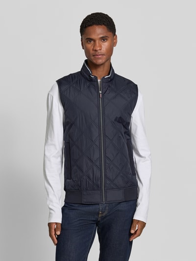 Männermodel trägt Regular Fit Weste in Stepp-Optik von Christian Berg Men mit Stehkragen, Reißverschluss, Frontansicht, Ganzkörperansicht von vorne.