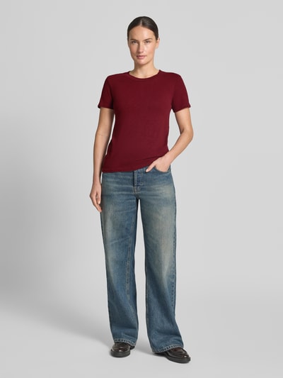 Vrouwenmodel draagt t-shirt met ronde hals Model 'SONOMA' van American Vintage, puur katoen, slim fit, dames, ruglengte maat S 52 cm, full-body vooraanzicht