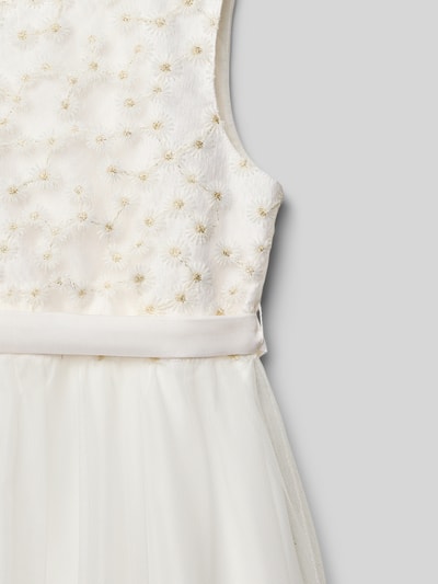 Mädchen trägt Regular Fit Kleid mit floralem Detail von Une Hautre Couture, mieszanka bawełny, ozdobna kokarda, listwa guzikowa, okrągły dekolt, halka pod spódnicę, Ganzkörperansicht Rückansicht