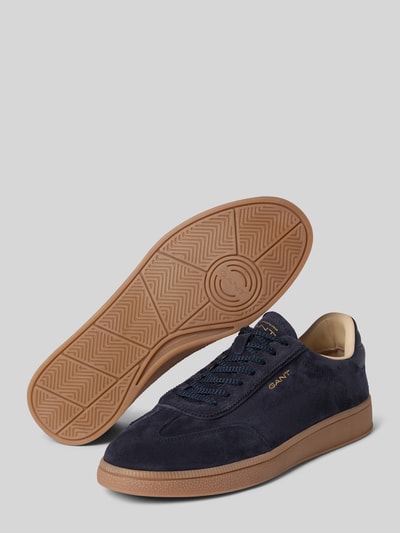 Produktfoto, dunkelblaue Sneaker aus echtem Leder Modell 'Cuzmo' von Gant mit abgerundeter Passform, Logo-Prägung, profilierter Sohle.