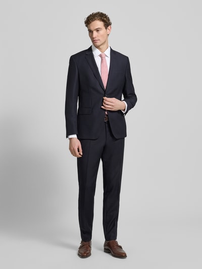 Męski model nosi Super Slim Fit Businesshemd mit Kentkragen von Jake*s, jednolity kolor, krój super slim fit, kołnierzyk typu kent, jednorzędowa listwa guzikowa na całej długości, zaokrąglony dół, łatwa pielęgnacja, sportowe mankiety, mieszanka bawełny i elastanu, długość tyłu w rozmiarze 39/40: 77 cm, szerokość ramion: 45 cm, długość rękawów: 65 cm, całkowity widok z przodu.