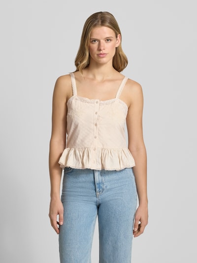 Vrouwenmodel draagt kort dames top van katoen- en viscosemix model 'MERA' van Only, licht beige, casual textuur, voorkant hele lichaam