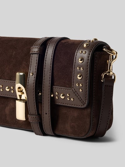 Produktfoto, Crossbody Bag aus echtem Leder Modell 'Iride' von FURLA, dunkelbraun, goldene Nieten, abnehmbarer Schulterriemen, edle Wildleder-Textur, geradlinige Form, Überschlag mit Metallverschluss, Kontext: Damen Crossbody Bag, Maße 26x14x6 cm, Schulterriemen 112 cm.