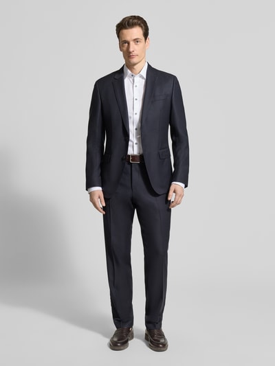 Männermodel trägt Body Fit Business-Hemd mit Kentkragen mit extra langem Arm von OLYMP Level Five im Baumwoll-Elasthan-Mix, Herren, Knopfleiste, Ganzkörperansicht von vorne. Rückenlänge 83 cm, Schulterbreite 44 cm, Ärmellänge 73 cm in Größe 40L.