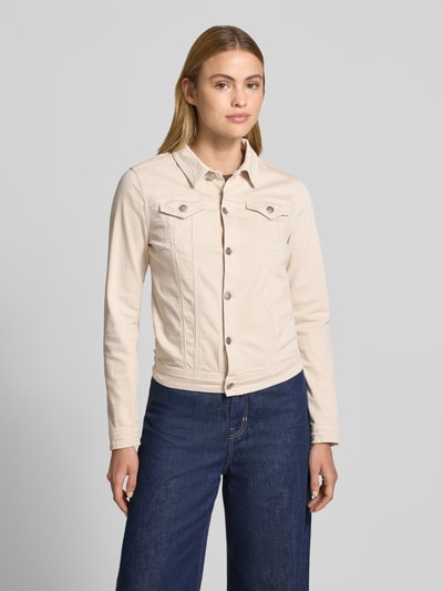 Frauenmodel trägt Jeansjacke mit Pattentaschen Modell 'Erna' von Soyaconcept in Beige, Baumwoll-Mix mit Stretch-Anteil, Körpernaher-Schnitt, Kentkragen, Knopfleiste, glatte Struktur, Ganzkörperansicht von vorne.
