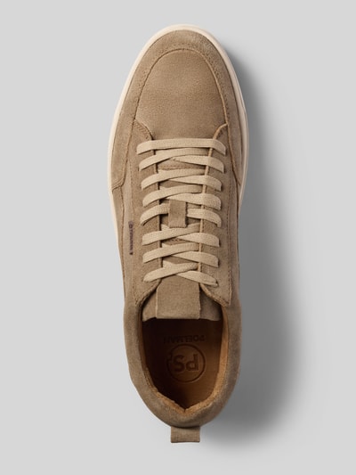 Produktfoto, Sneaker aus echtem Leder Modell 'Ivar' von PS Poelman in Sandfarbe, abgerundete Form, Wildleder-Optik, strukturierte Sohle, Label-Detail, Schnürverschluss, Absatzhöhe 4 cm, Schafthöhe 9 cm, Schaftweite 7 cm.