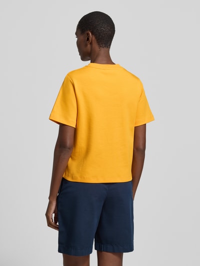 Frauenmodel trägt Boxy Fit T-Shirt aus reiner Baumwolle von Tommy Hilfiger, Optik: Unifarben, Logo-Stitching, Rundhals, Kurzarm, Materialverarbeitung: Interlock, Ganzkörperansicht Rückansicht.