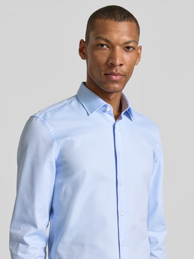 Männermodel trägt Super Slim Fit Business-Hemd mit Kentkragen von Jake*s in Hellblau, Reine Baumwolle, Knopfleiste, Sportmanschetten, Nahaufnahme Oberkörper. Rückenlänge 79 cm, Schulterbreite 46 cm, Ärmellänge 66 cm bei Größe 39/40.