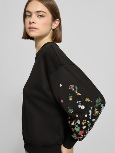 Frauenmodel trägt Regular Fit Sweatshirt aus Baumwoll-Mix Modell 'BROOKE' von Only, Optik: Unifarben, florales Muster, Nahaufnahme Oberkörper.