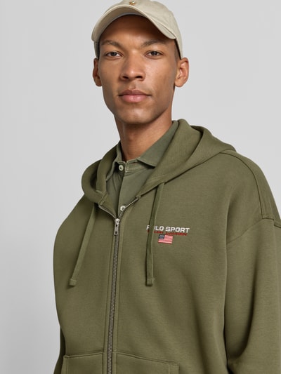 Mannelijk model draagt regular fit sweatjack van katoenmix in olijfgroen van Polo Ralph Lauren, Nahaufnahme Oberkörper. Heren sweatjack.
