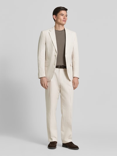 Mannelijk model draagt Sakko aus Leinen-Mix mit Pattentaschen van MCNEAL in beige, modern fit, reverskraag, klepzakken, voorkant volledige lichaamsopname, linnen-katoenmix, borstzak, knoopsluiting, ruglengte 72 cm, schouderbreedte 45 cm, mouwlengte 63 cm.