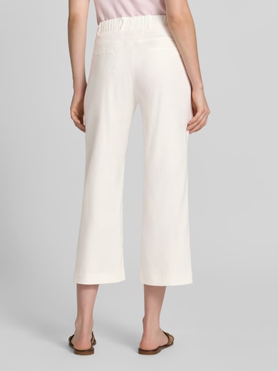 Vrouwenmodel draagt Regular Fit Culotte uit linnenmix model 'PAM' van Raphaela By Brax, look: effen, regular fit pasvorm, elastische boord, linnenmix, dames culotte. Ganzekijk achterkant.