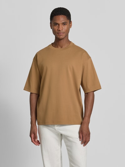 Männermodel trägt Relaxed Fit T-Shirt mit Rundhalsausschnitt von JAKE*S STUDIO MEN, Reine Baumwolle, Kurzärmelig, Rückenlänge 67 cm, Ganzkörperansicht von vorne
