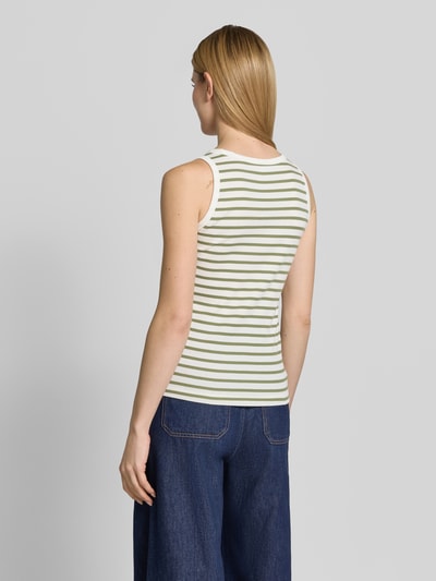 Vrouwenmodel draagt Regular Fit Tank Top uit katoenmix van s.Oliver RED LABEL met tweekleurige look, gestreept motief, fijnribstructuur, brede bandjes, u-hals, patroon, katoenmix; volledige lichaamsweergave achterkant.
