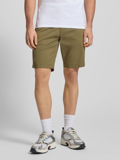 Mannenmodel draagt Straight Fit Chinos aus Baumwoll-Mix van Levi's®, olijfgroen, zakken, knoop- en ritssluiting, vooraanzicht, close-up onderlichaam.