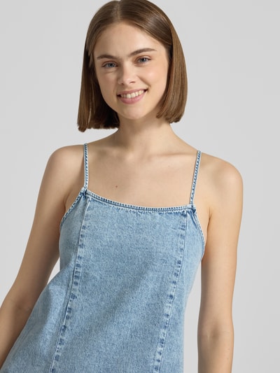 Frauenmodel trägt Jeanskleid mit Spaghettiträgern Modell 'SIGNE' von Noisy May aus Reine Baumwolle, helle Denim-Optik, Nahaufnahme Oberkörper.