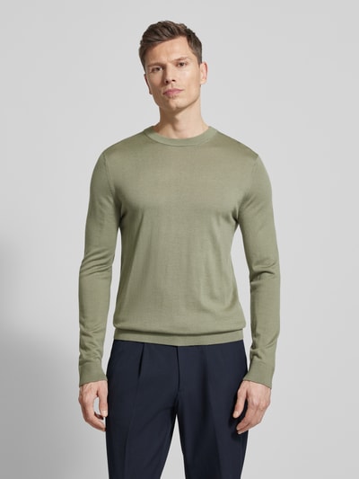 Męski model nosi Regular Fit Pullover aus reiner Wolle Modell 'TRAY' von SELECTED HOMME, efekt: jednolity kolor, drobny splot, okrągły dekolt, długi rękaw, prążkowane wykończenie, materiał: wełna, Ganzkörperansicht von vorne.