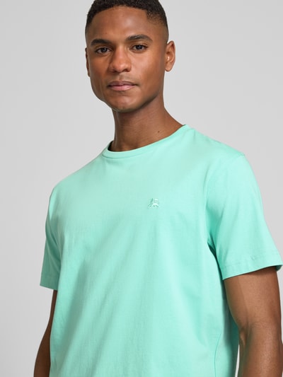 Männermodel trägt T-Shirt mit Rundhalsausschnitt und Logo-Stitching von Lerros in Mintgrün, Reine Baumwolle, Gerader-Schnitt, Nahaufnahme Oberkörper.