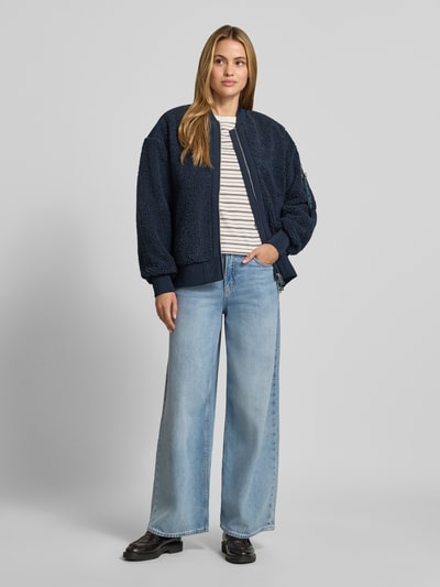 Frauenmodel trägt Teddyjacke mit Stehkragen Modell 'Emeline' von MOS MOSH in Dunkelblau, lockere Passform, Ganzkörperansicht von vorne.