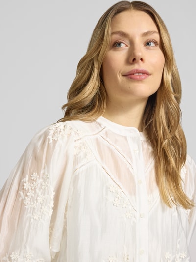 Frauenmodel trägt Regular Fit Bluse mit 3/4-Arm Modell 'FAVIOLA FANCY' von 0039 Italy aus Lyocell-Mix mit Rundhalsausschnitt, Stitchings, floralen Texturen, in Creme, Nahaufnahme Oberkörper. Rückenlänge bei Größe S: 65 cm, Ärmellänge bei Größe S: 49 cm.