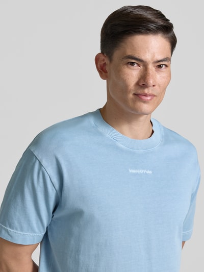 Männermodel trägt Relaxed Fit T-Shirt aus reiner Baumwolle von Marc O'Polo, Optik: Unifarben, Rundhals, Kurzarm, Jersey, Nahaufnahme Oberkörper.
