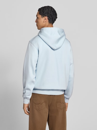 Männermodel trägt Hoodie aus Baumwoll-Mix Modell 'FREDERIKS' von JACK & JONES in Hellblau, lockere Passform, Ganzkörperansicht Rückansicht.
