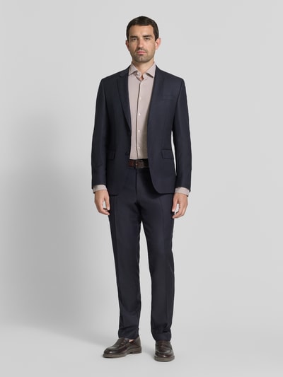 Mannelijk model draagt Slim Fit Businesshemd met kentkraag model 'KENNO' van HUGO, heren zakelijk overhemd, frontaal volledige lichaamsweergave.