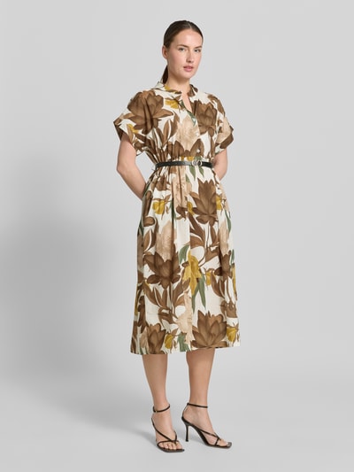 Frauenmodel trägt Midikleid mit Gürtel Modell 'Za44ritii' von ZABAIONE aus Reine Baumwolle mit floralem Muster, Taillierter Schnitt, Tunikakragen, kurzer Knopfleiste, Pinschließe, 1/2-Arm; Rückenlänge 115 cm, Brustweite 55 cm, Ärmellänge 15 cm; Ganzkörperansicht von vorne.