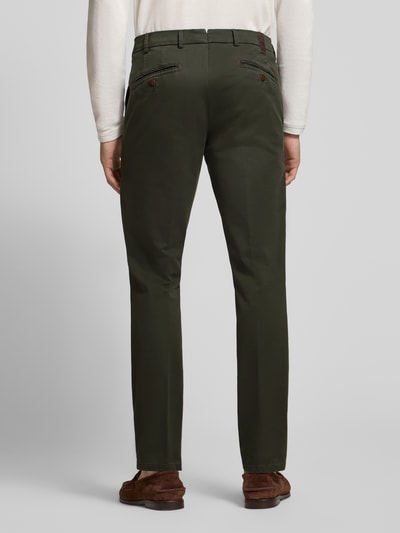 Männermodel trägt Regular Fit Chino aus Baumwoll-Mix Modell 'Lupus' von MMX in Dunkelgrün, glatte Textur, Ganzkörperansicht Rückansicht, Herren Chino von MMX.