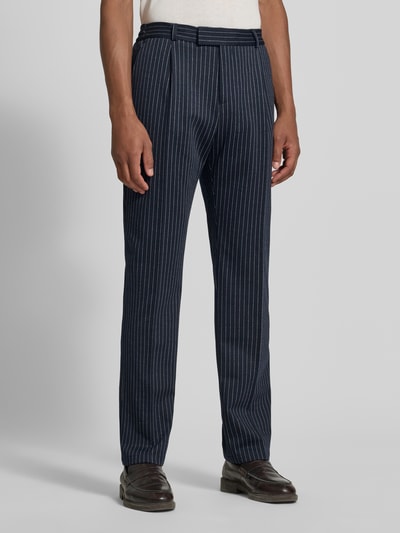 Männermodel trägt Straight Fit Hose mit Schurwoll-Anteil Modell 'Connor' von Zuitable, dunkelblau mit weißen Streifen, Nahaufnahme Oberkörper, Material-Mix, Haken- und Reißverschluss, seitliche Eingrifftaschen, Gesäßtaschen, KI-modifiziertes Bild.