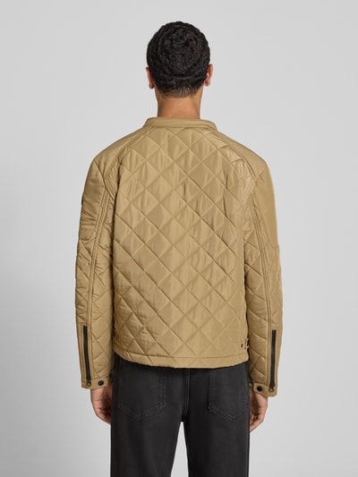 Männermodel trägt Regular Fit Jacke in Stepp-Optik von Replay in Beige mit Stehkragen und Reißverschlusstaschen, Ganzkörperansicht Rückansicht. Rückenlänge bei Größe M: 65 cm, Schulterbreite: 29 cm, Brustweite: 38 cm, Ärmellänge: 63 cm.