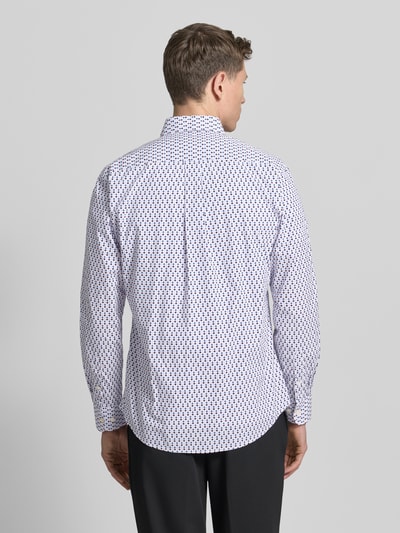 Männermodel trägt Slim Fit Freizeithemd mit Logo-Stitching von Fynch-Hatton, weiß mit feinem Muster, reine Baumwolle, Ganzkörperansicht Rückansicht.