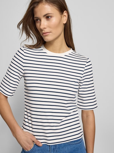 Frauenmodel trägt Geripptes T-Shirt mit Streifenmuster - curated by Tinvcb von SIC, weiß-blau, Viskose-Elasthan-Mix, Nahaufnahme Oberkörper.