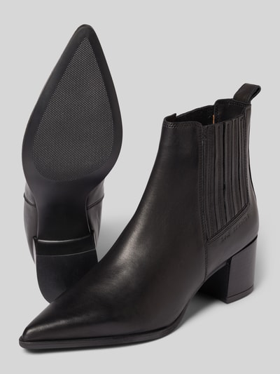Produktfoto, Stiefeletten aus echtem Leder von Copenhagen, czarne botki z naturalnej skóry, zaokrąglony czubek, obcas słupek, fakturowana podeszwa, wysokość obcasa 6 cm, wysokość cholewki 13 cm, szerokość w rozmiarze 40: 10 cm