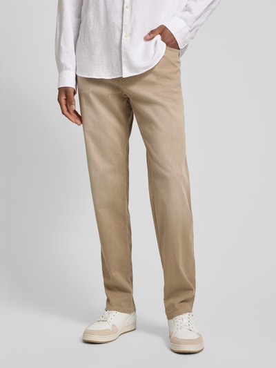 Männermodel trägt Regular Fit Jeans mit Eingrifftaschen von bugatti in Beige, Baumwoll-Mix mit Stretch-Anteil, Nahaufnahme Unterkörper.