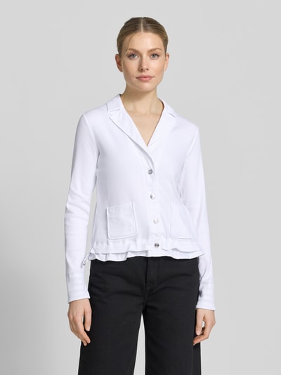 Frauenmodel trägt Regular Fit Jacke mit AufgesetzteTaschen von Marc Cain in Weiß mit Reverskragen und Knopfleiste, Rückenlänge 56 cm bei Größe 38, Ganzkörperansicht von vorne.
