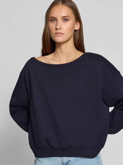 Frauenmodel trägt dunkelblaues Loose Fit Sweatshirt aus Baumwoll-Mix Modell 'RHINA' von ONLY, Damen Sweatshirt, Nahaufnahme Oberkörper.