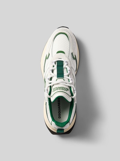 Produktfoto, Sneaker mit Schnürverschluss von Dsquared2 für Herren mit abgerundeter Spitze, Label-Detail, strukturierte Sohle, Absatzhöhe 5 cm, Schafthöhe 6 cm, weiß-grüne Details, Größe 44, Draufsicht auf neutrale graue Fläche