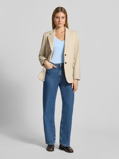 Vrouwenmodel draagt lichtblauw dames top van Soyaconcept, model 'Marica', slim fit, V-hals, mix van lyocell en elastaan, ruglengte bij maat S 60 cm. Ganzichaansicht van voren.